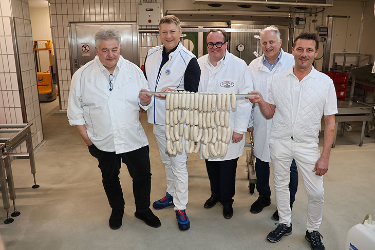 Die Weißwurstprüfer beurteilen die Weißwürste nach verschiedenen Kriterien: Wirt Christian Schottenhamel, Münchner Innungschef Andy Gaßner, der stellvertretende Landes-Innungsmeister Werner Braun, Mangostin Wirt Josef Peter (©Foto: Martin Schmitz(